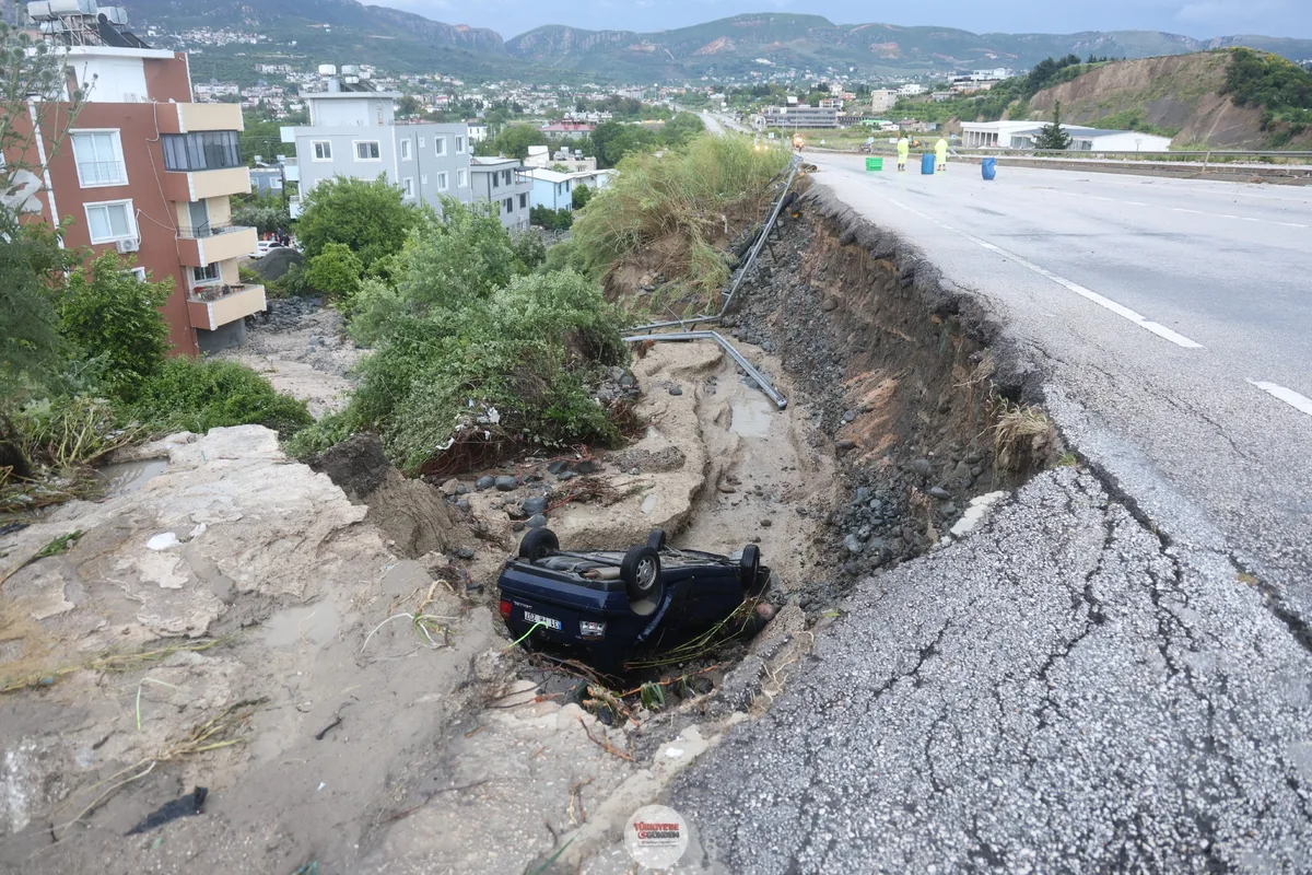 Hatay’da etkili olan sağanak yağış nedeniyle Defne-Samandağ yolunda çökme meydana geldi. • Çökme sırasında yola düşen otomobilin sürücüsü hayatını kaybetti