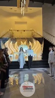 Bir düğünde kadınlar gülerken, subaylar kılıçlarını çekti.
