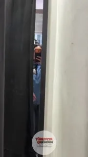 Bir kadın, kabin aynasında kıyafetini kontrol etmek için telefonuyla video kaydı yaptığı sırada, aynı anda kıyafet deneyen başka bir kişiyle karşılaştı.