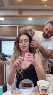 Oyuncu Melis Sezen, set hazırlıkları sırasında "İmdat" şarkısına eğlenceli anlarıyla eşlik etti.