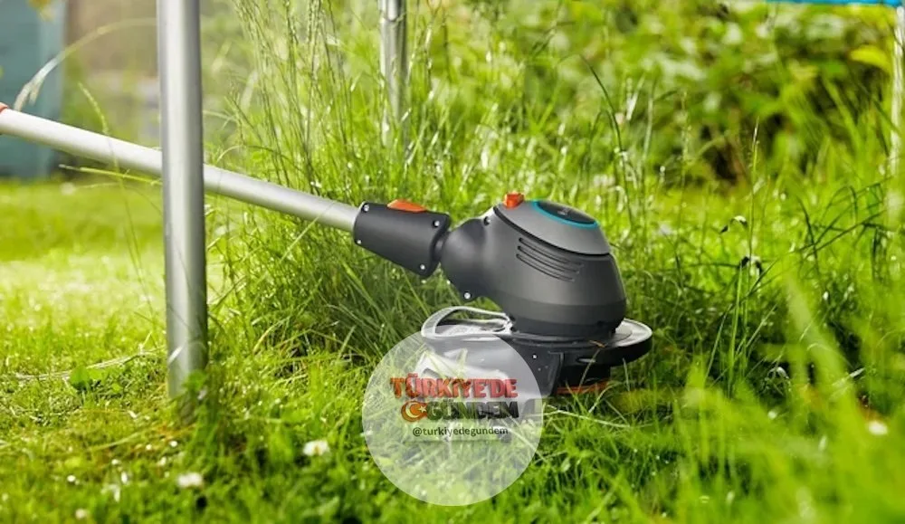 Trabzon'da bahçede çim biçtiği sırada dengesini kaybeden adamın elindeki çim biçme makinesi, eşinin boğazına isabet etti. Ağır yaralanan kadın olay yerinde hayatını kaybederken, eşi ifadesinin alınmasının ardından serbest bırakıldı.