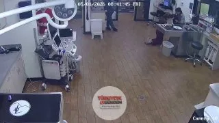 Aşılanan köpek, kendisini sabit tutmak için arkasından sarılan veterineri kucağına alarak kaçtı.