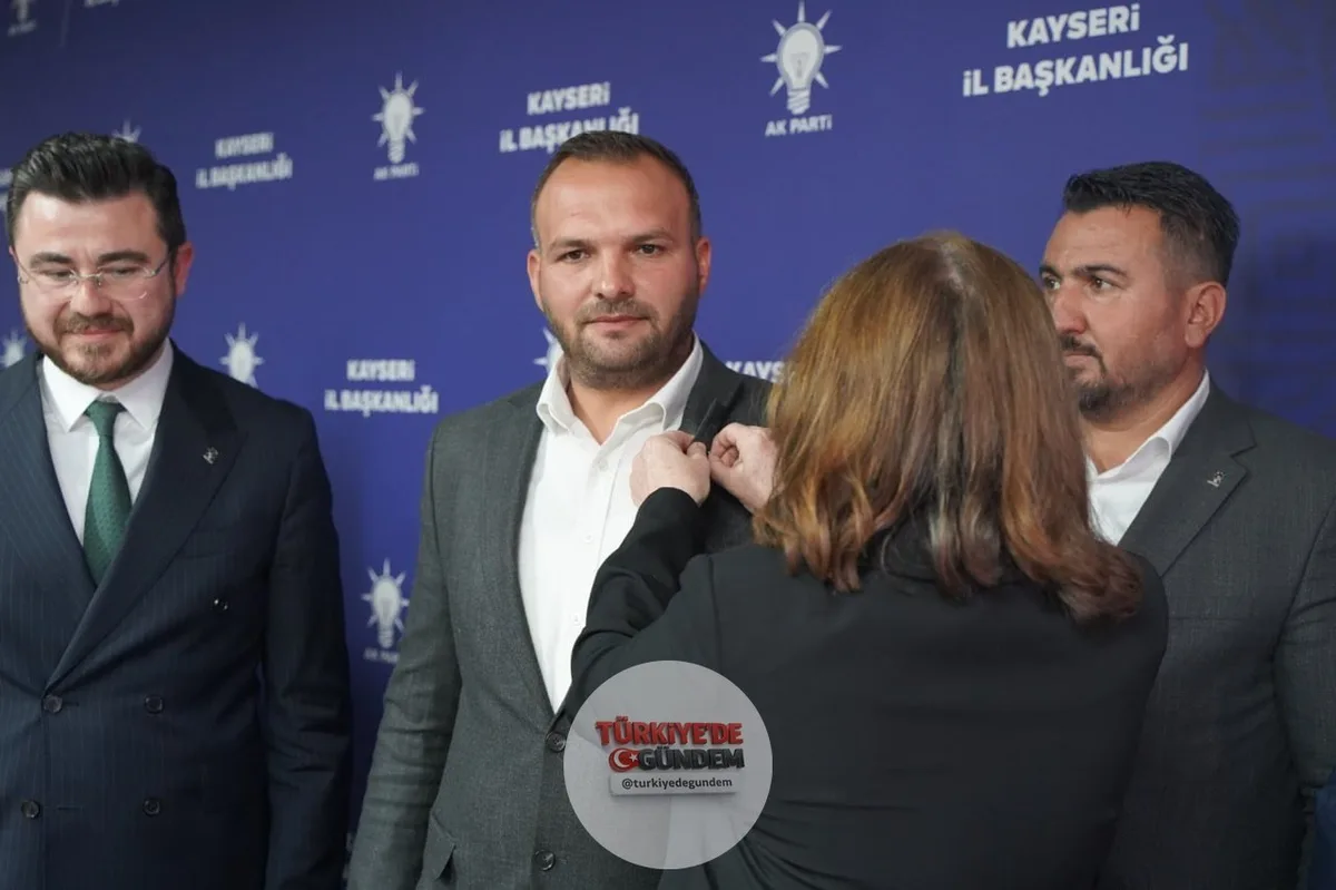 SON DAKİKA: Kayseri'de Yeniden Refah Partisi'nden 4 belediye meclis üyesi, partilerinden istifa ederek AK Parti'ye katıldı. AK Parti İl Başkanlığı'nda düzenlenen törenle yeni üyelere rozetleri takıldı.