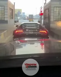 Lamborghini sürücüsü, bariyerin altından geçerek görevliyi şaşkına çevirdi.