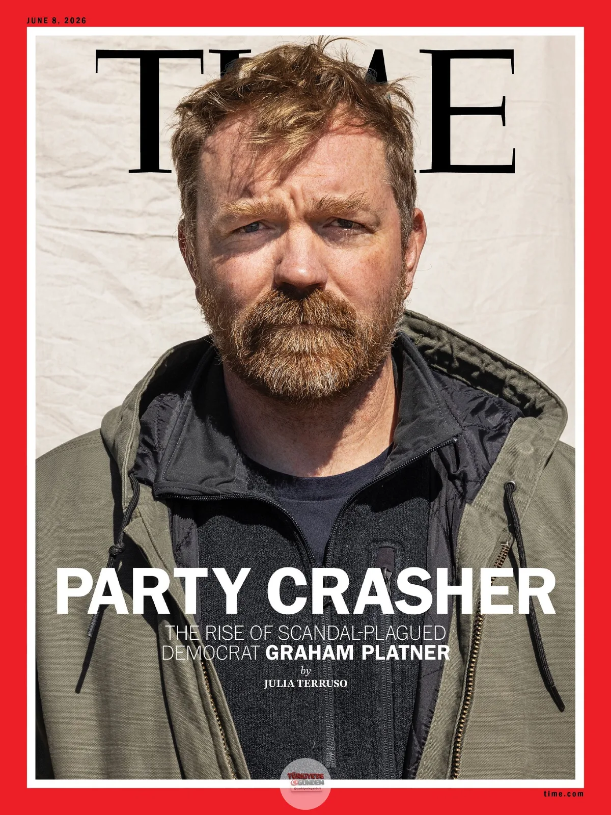 TIME’ın yeni kapağı: Kurulu düzene karşıtlığın yükselişte olduğu bu siyasi atmosferde bile Graham Platner’ın çıkışı dikkat çekici. Platner’ın adaylığı, partisini bir "savaşçı" uğruna neleri riske almaya hazır olduğu gerçeğiyle yüzleşmeye zorluyor.