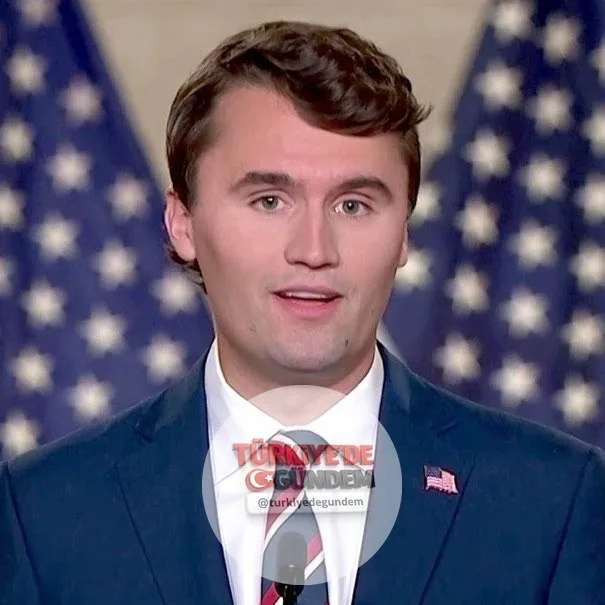Charlie Kirk'ün paylaştığı bir görsel nedeniyle gözaltına alınan Larry Bushart, polis teşkilatına karşı açtığı 835 bin dolarlık tazminat davasını kazandı. Bushart, gözaltına alınmasının "ifade özgürlüğüne yönelik bir saldırı" olduğunu savunuyordu.