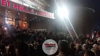 CHP Genel Merkezi önünde "Satılmış Kemal" sloganları atılıyor.