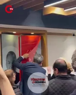 CHP İstanbul İl Başkanlığı binasında bulunan Kemal Kılıçdaroğlu görselinin üzeri CHP bayrağı ile kapatıldı.