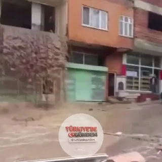 Ordu'da sağanak yağış sonrası bir ev şelaleye döndü.
