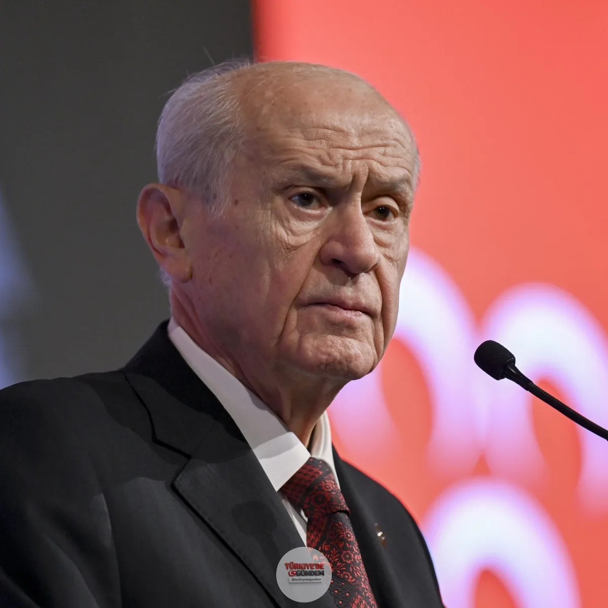 Devlet Bahçeli: "CHP'nin kimliğini geleceğe taşıma kararlılığı en sağlıklı yoldur. 'Yargı kararlarını tanımıyoruz' gibi çıkışlar gereksizdir. Bu aşamada tek yol uzlaşmaya varmak ve provokasyonlardan kaçınmaktır. Sayın Kılıçdaroğlu'nun haksızlığa uğra