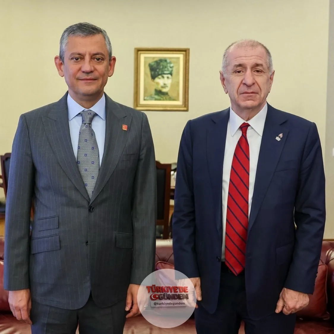 Özgür Özel: "Sayın Ümit aradı, 'Yoldayım ama gece yarısını geçebilir' dedi, ben de 'Sabaha kadar buradayım' dedim. Muhtemelen siyasi tarihimizin en ilginç ziyaretlerinden biri bu gece burada gerçekleşecek."