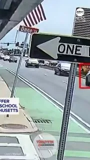 Massachusetts'te Perşembe öğleden sonra bir okul servisinin karıştığı kazada çok sayıda öğrenci hafif şekilde yaralandı.