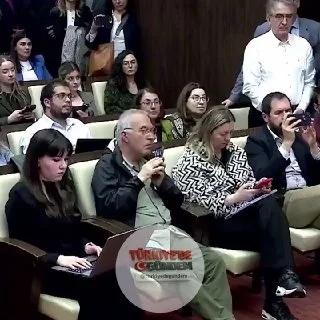 Özgür Özel: “Türkiye’deki tüm siyasi partilerin gündeminde ikinci bir parti, bir yedek parti seçeneği olabilir ancak bu, kapatma davasına karşı bir tedbirdir. Biz yağmaya karşı böyle bir tedbir düşünmedik, düşünmeyiz de; çünkü biz burada ev sahibiyiz