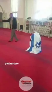 Kanada'nın Toronto şehrinde, üzerine İsrail bayrağı sarılı bir kişi camiye girdi. Şahıs, polisin olay yerine gelmesinin ardından camiden uzaklaştırıldı.