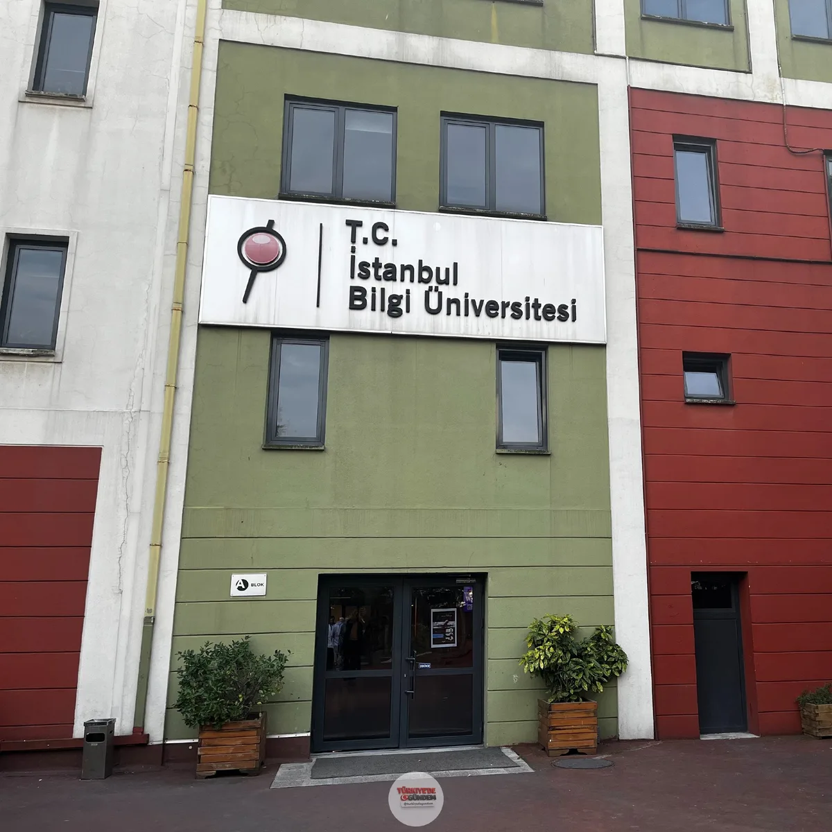 Faaliyet izni iptal edilen Bilgi Üniversitesi öğrencileri, eğitimlerine Mimar Sinan Üniversitesi'nde devam edecek. (NTV)