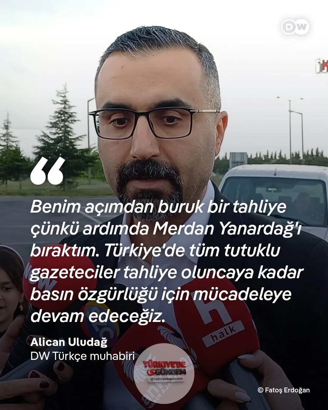 DW Türkçe muhabiri Alican Uludağ, üç aydır tutuklu bulunduğu Silivri Cezaevi'nden tahliye edildi. İlk açıklamasını yapan Uludağ, "Tüm tutuklu gazeteciler özgürlüğüne kavuşana kadar mücadeleye devam edeceğiz" mesajını verdi. Ayrıntılar: