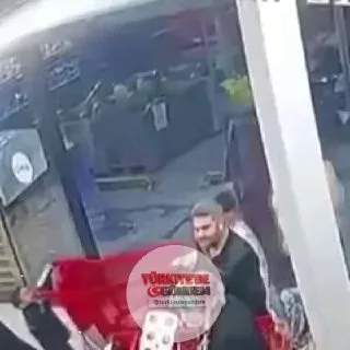 İstanbul Arnavutköy’de market çalışanıyla tartışan şahıs, “Bakar mısın?” diyerek dışarı çağırdığı genç çalışana kafa atarak yaraladı. Saldırının ardından gözaltına alınan şahsın tutuklandığı öğrenildi