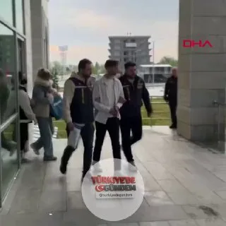 Kütahya’da kent merkezinde bulunan bir kuyumcuya 22 ayar denilerek düşük ayarlı altın verip dolandırdığı tespit edilen 4 şüpheli, polis ekipleri tarafından yakalanarak, gözaltına alındı. Olaya ilişkin başlatılan soruşturmanın devam ettiği öğrenildi
