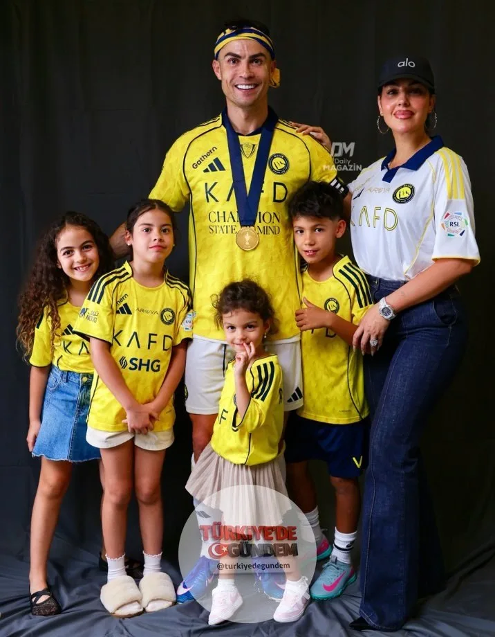 Cristiano Ronaldo, ailesiyle birlikte şampiyonluk pozu verdi.