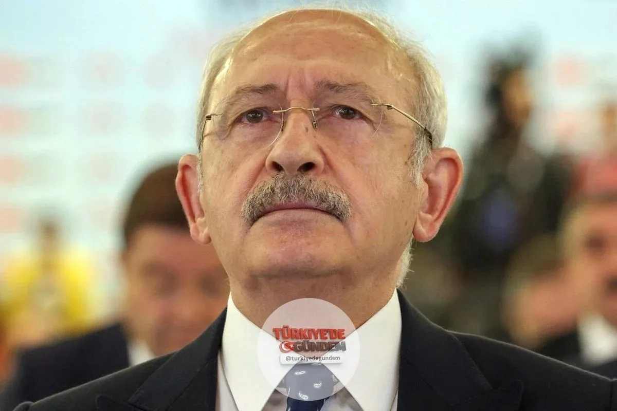 Kemal Kılıçdaroğlu'nun, "hain Kemal" sloganlarına öfkelendiği ve Özgür Özel'in bu sloganlara müdahale etmemesinden rahatsızlık duyduğu iddia edildi. (Sözcü)