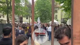 Bilgi Üniversitesi'nin kapıları kilitlendi.