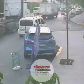 İstanbul Beylikdüzü'nde 11 yaşındaki çocuk, skuterıyla ara sokaktan aniden caddeye çıktığı sırada seyir halindeki tırın altına girdi. Yaklaşık 2 metre sürüklenen çocuk ağır yaralı olarak hastaneye kaldırılırken, tır sürücüsü ifadesi alınmak üzere kar