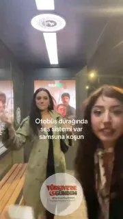 Samsun'da iki genç kız, otobüs durağındaki ses sistemine telefonlarını bağlayarak eğlenceli anlarını paylaştı.