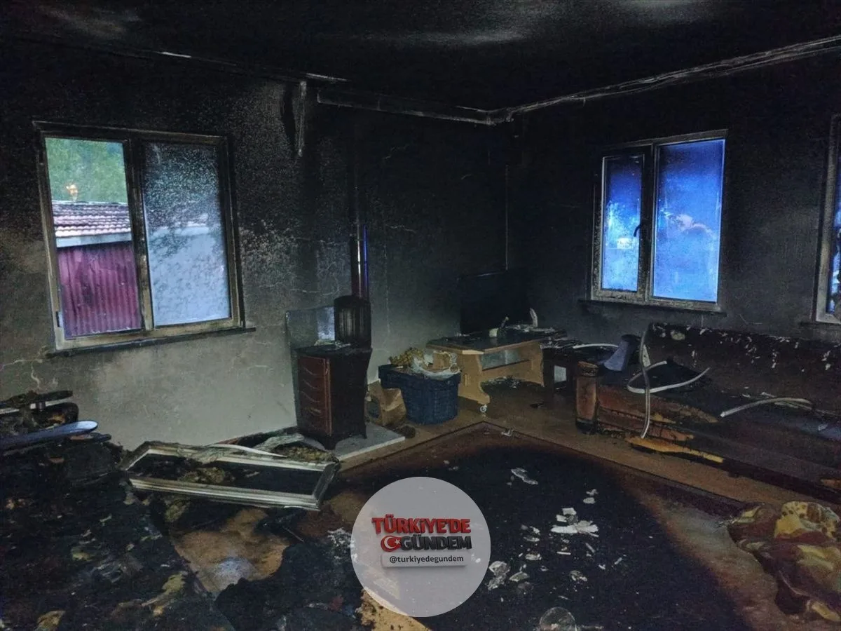 Kastamonu'da sobanın üzerine dökülen benzinin bulunduğu bidonun patlaması sonucu 4 kişi yaralandı.
