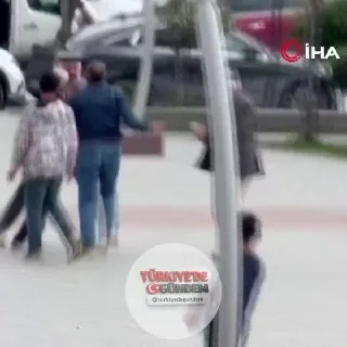 Ankara'da iki yaşlı vatandaş, henüz bilinmeyen bir nedenle çıkan kavgada meydanın ortasında tekme ve yumruklarla birbirine girdi. Çevredeki gençler ve bir kurye, tarafları ayırmaya çalıştı.