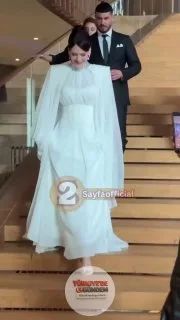 Yıldız Çağrı Atiksoy, başrolünde yer aldığı “Şule” dizisinin galasına eşi Berk Oktay’la katıldı