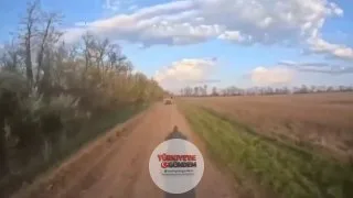 Ukrayna yapımı sabit kanatlı bir kamikaze İHA'nın, Rus askerlerini taşıyan aracı vurduğu anlar, arkalarından gelen başka bir Rus aracındaki kamera tarafından kaydedildi.