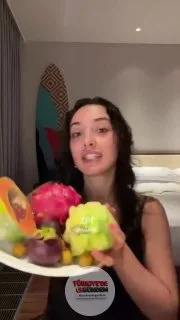 Merve Cin, Bali'de tropikal meyveleri denerken video çekti.