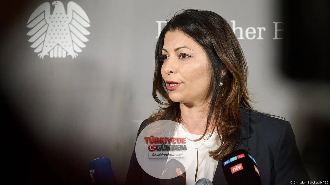 "Özgür Özel yalnız değildir." "Türkiye ile güçlü bir ortaklık istiyorum. Ancak gerçek bir ortaklık ancak hukukun üstünlüğü ve demokratik değerler üzerine inşa edilebilir." Alman siyasetçilerden Özgür Özel'e destek mesajları.