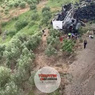 Adana-Gaziantep Otoyolu'nda bir otomobille çarpışan sebze yüklü kamyon, yaklaşık 30 metre yükseklikten şarampole devrildi. Kazada 3 kişi hayatını kaybederken, 3 kişi de yaralandı.