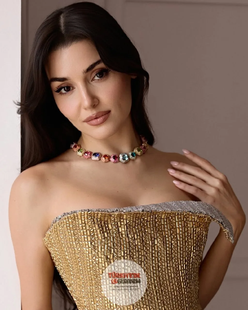 Hande Erçel, elçisi olduğu uluslararası mücevher markası için yeni fotoğraflarını paylaştı
