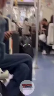 İZBAN’da yolculuk yapan genç bir kadın, karşısındaki adamın bakışlarından rahatsız olduğunu söyledi. Bunun üzerine adam genç kadına tokat attı