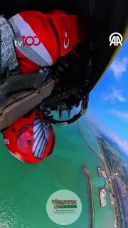 Türk Hava Kuvvetlerinin akrobasi timi Türk Yıldızları, 19 Mayıs Atatürk’ü Anma, Gençlik ve Spor Bayramı etkinlikleri kapsamında Samsun’da gerçekleştirdiği gösteri uçuşunun kokpit içi görüntülerini paylaştı