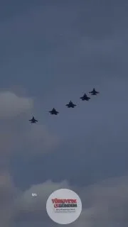 1-) 🎖️ Polonya F-35’lerine kavuştu: •İlk Polonya F-35'leri, Łask'taki Hava Kuvvetleri üssüne indi. Polonya tarafından sipariş edilen 32 F-35A savaş uçağından ilk üçü ülkeye ulaştı ve bu da ülkenin hava savunmasının modernizasyonunda önemli bir adım o