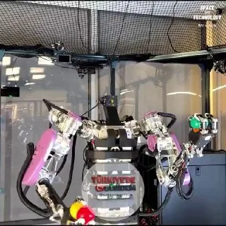 RAI Enstitüsü araştırmacıları tarafından geliştirilen çift kollu robot AthenaZero, hafif tasarımı ve düşük dişli oranları sayesinde insan hızında, hassas ve akıcı bir şekilde hareket edebiliyor. Robot, güvenli ve dengeli bir etkileşim için 7 serbestl