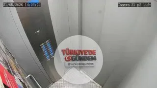 Rusya'da bir kadın, çantasındaki powerbank'in alev almasının ardından asansörde mahsur kaldı
