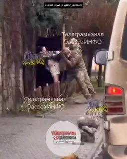 Ukrayna'da eşinin zorla askere götürülmesine engel olmaya çalışan bir kadın, tüm çabalarına rağmen eşinin götürülmesine engel olamadı