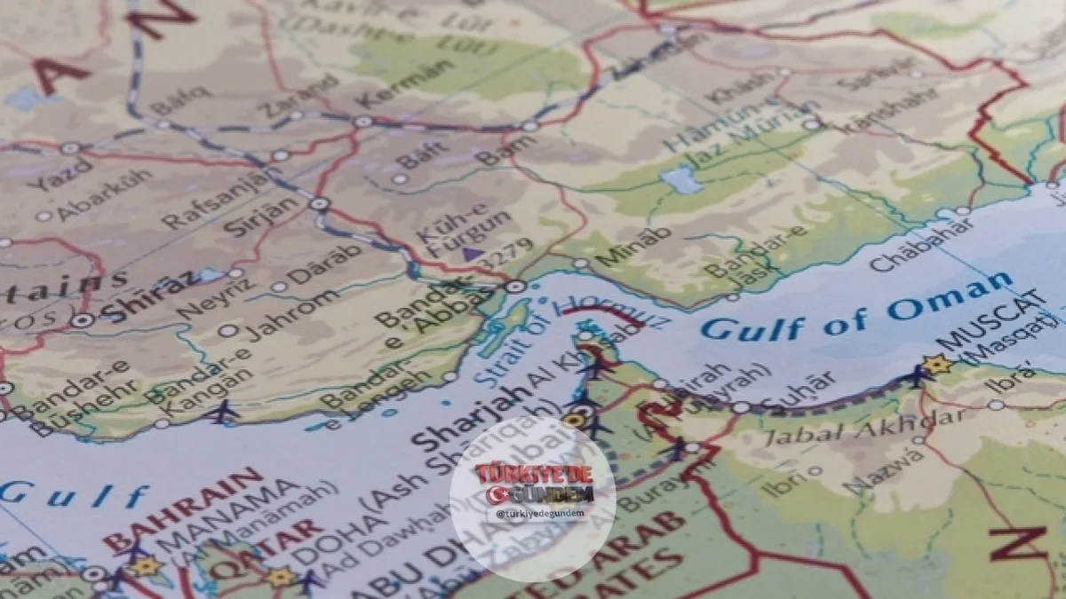 Körfez ülkelerinden İran'ın alternatif Hürmüz planına ret Birleşik Arap Emirlikleri, Bahreyn, Kuveyt, Katar ve Suudi Arabistan'ın destek verdiği ortak bildiride, İran'ın Hürmüz Boğazı için açıkladığı alternatif güzergah planının kabul edilmediği açık