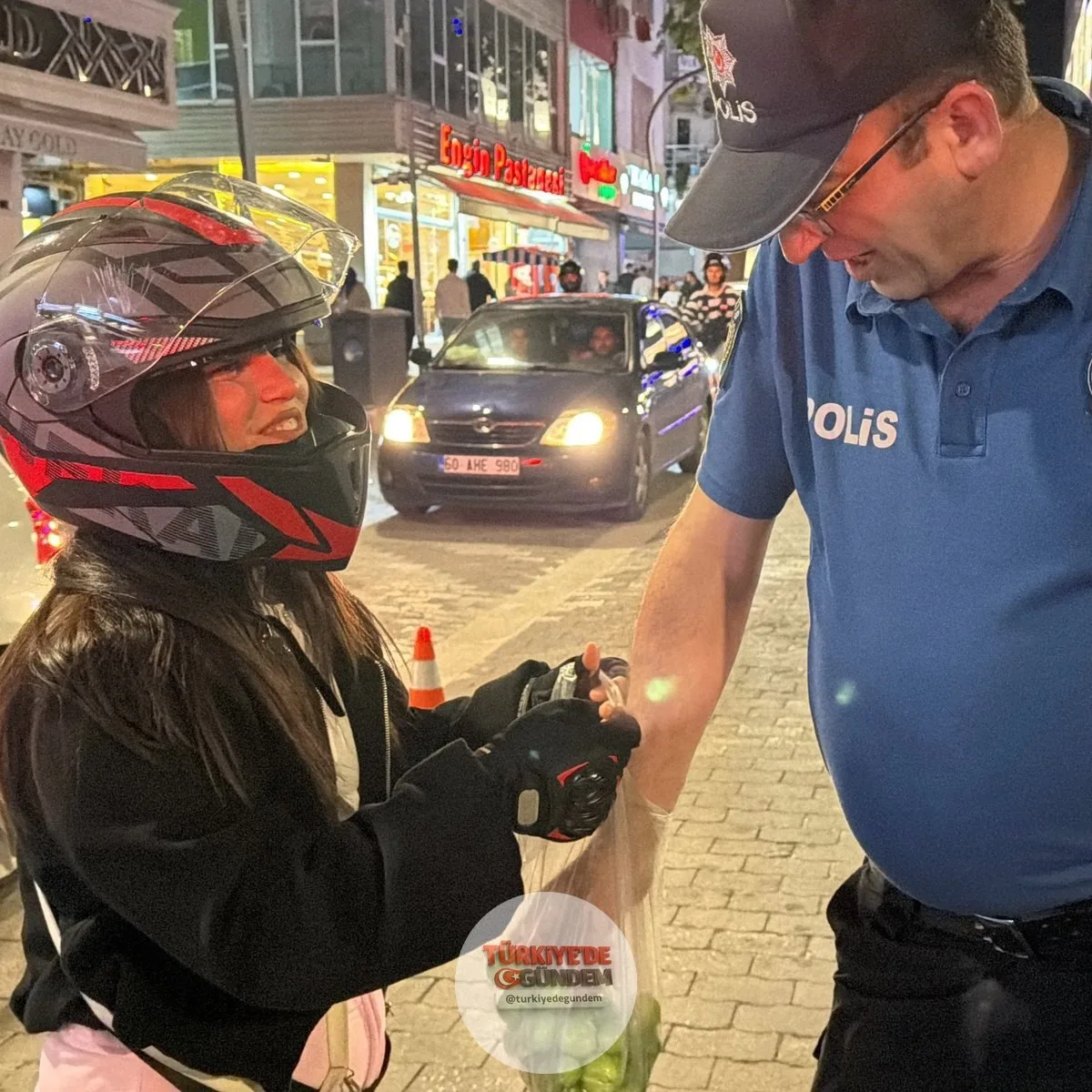 Tokat'ta motosiklet sürücüsü bir kadın, ehliyetini aldıktan 1 gün sonra ilk kez trafik uygulamasına denk gelince polislere erik ikram etti