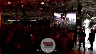 Tesla'nın yıllık 1 milyon adetlik üretim hedefiyle planlanan Optimus hattı Fremont'ta görüntülendi. İlk bakışta bir render çalışmasını andırsa da, çevrede dolaşan insanlar gerçek gibi görünüyor.