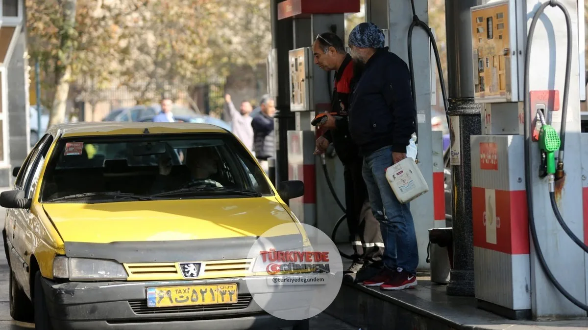 İran Petrol Bakanı'ndan yakıt tasarrufu çağrısı İran Petrol Bakanı Muhsin Paknejad, saldırılar sonrası zarar gören enerji tesislerinin büyük bölümünün kısa sürede yeniden devreye alındığını açıkladı. Paknejad, yakıtın verimli kullanılması konusunda i