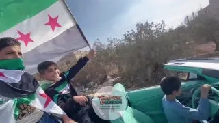 Suriye’de lüks otomobille şehir turu yapan çocuklar;