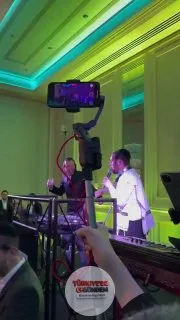 Düzenledikleri partide garip dans hareketleriyle eğlenen İsrailliler;