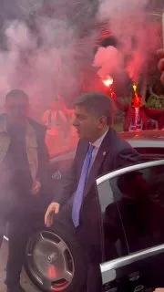 Rambo Okan: "Aziz Yıldırım 20 sene anamı ağlattı, ben seni istiyorum başkanım." Hakan Safi: "Ben de seni istiyorum." Rambo Okan: "Başkanım nolur sen gel ya. Aziz Yıldırım anamı ağlattı be."