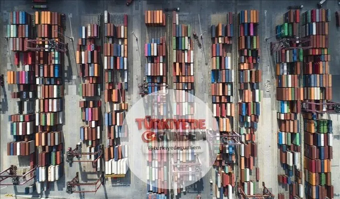 Cumhuriyet tarihinin günlük ihracat rekoru dün 2,4 milyar dolarla kırıldı. Ticaret Bakanı Ömer Bolat: "22 Mayıs 2026 Cuma günü gerçekleştirilen 2 milyar 428 milyon dolarlık ihracat ile Cumhuriyet tarihimizin günlük ihracat rekoru bir kez daha yenilen