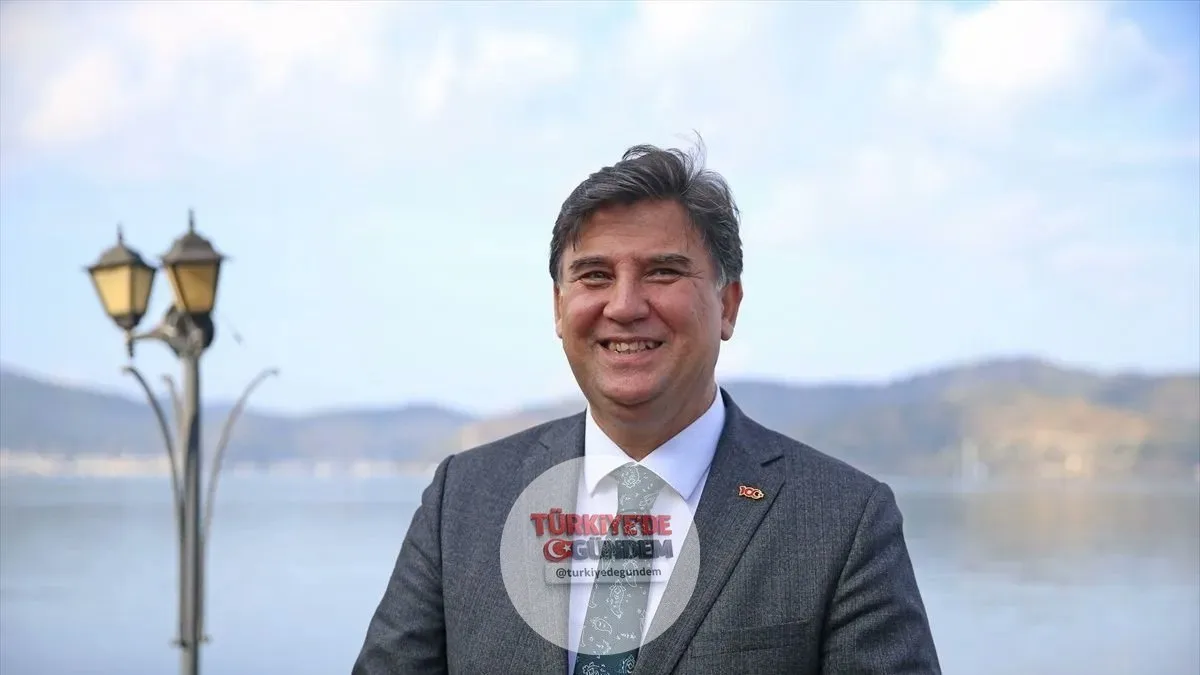 CHP'li Fethiye Belediye Başkanı Alim Karaca'ya silahlı saldırı düzenlendi. Ayağından yaralanan Karaca, olayın ardından hastaneye kaldırıldı